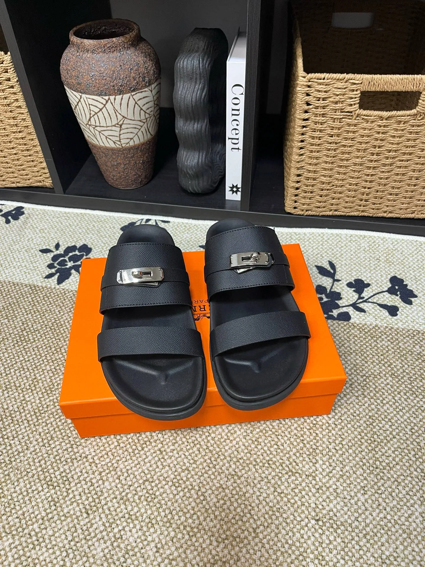 P300 Long-term stock Hermes men’s Kazimir slippers for couples - top quality woven calfskin functional sandals with intertwined uppers inspired by the “H” iconic pattern to create a casual look, perfect for summer. Imported cowhide + cowhide lining + TUP outsole Size: 35-46